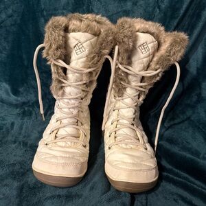 Columbia Women's Cream and Tan Fur Winter Boots